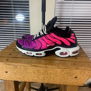 Women Nike Air Max Plus 'Dusk Sunset' Black Pink Sneakers, Size 10 SKU #145